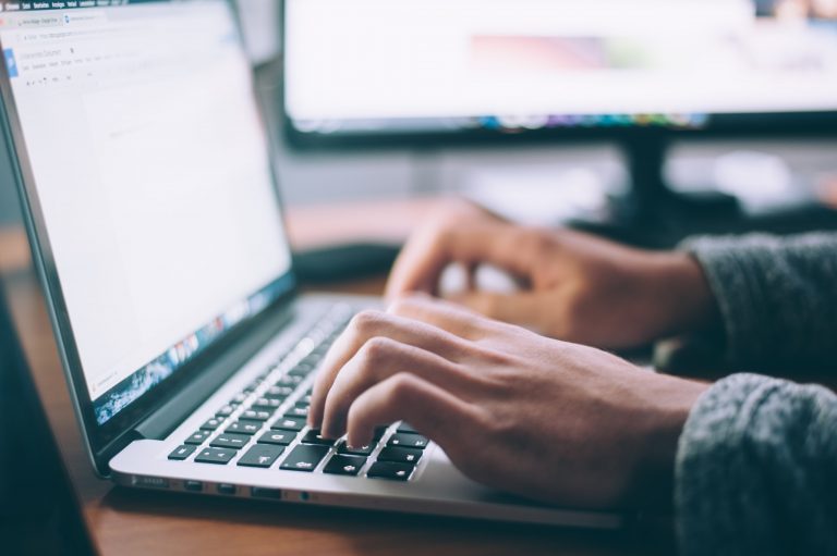 Pesquisa da multinacional HostGator mostra que 42% das empresas tiveram aumento de acessos e que 64% pretende aumentar ainda mais os investimentos no ambiente online